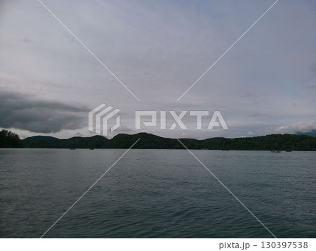長野県・野尻湖と山並みの風景 130397538