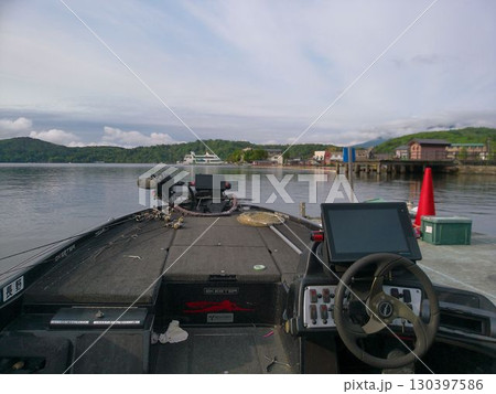 野尻湖に浮かぶバスボートからの眺め 130397586