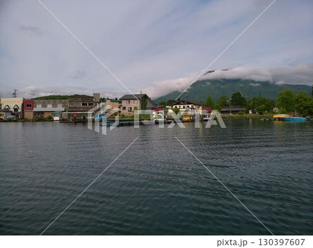 野尻湖畔の集落と湖上の風景 130397607
