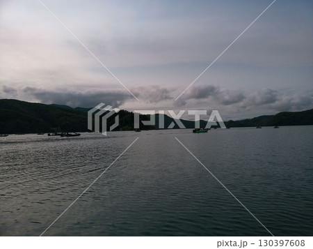 野尻湖畔の集落と湖上の風景 130397608