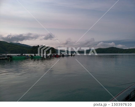 野尻湖畔の集落と湖上の風景 野尻湖畔の集落と湖上の風景 130397610
