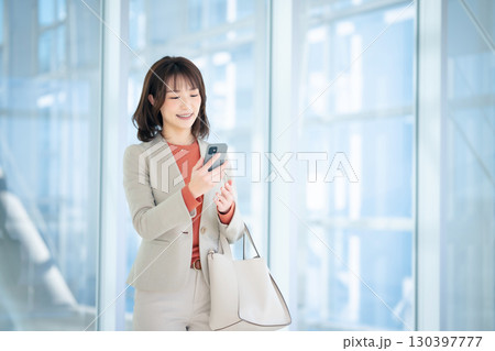 スマホを使う女性 スマホを使う女性 130397777