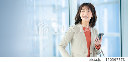 スマホを使う女性 スマホを使う女性 130397778