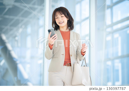 スマホを使う女性 スマホを使う女性 130397787