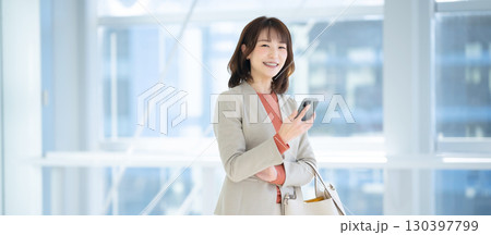 スマホを使う女性 130397799