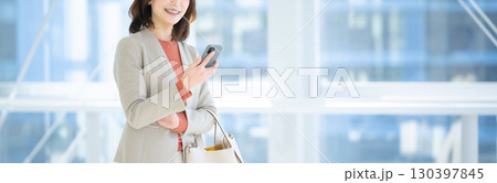 スマホを使う女性 130397845