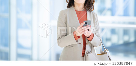 スマホを使う女性 スマホを使う女性 130397847