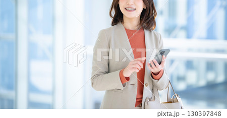 スマホを使う女性 スマホを使う女性 130397848