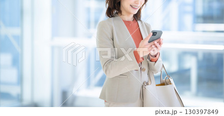 スマホを使う女性 スマホを使う女性 130397849