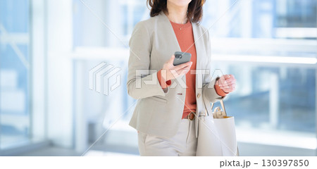 スマホを使う女性 スマホを使う女性 130397850
