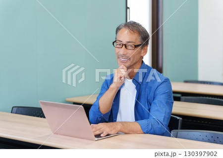 パソコンを使い考えるシニア男性 パソコンを使い考えるシニア男性 130397902