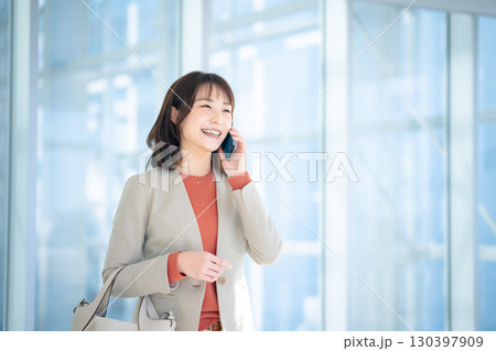 スマホ 女性 通話 スマホ 女性 通話 130397909