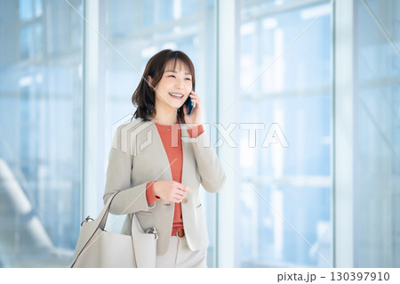 スマホ 女性 通話 スマホ 女性 通話 130397910