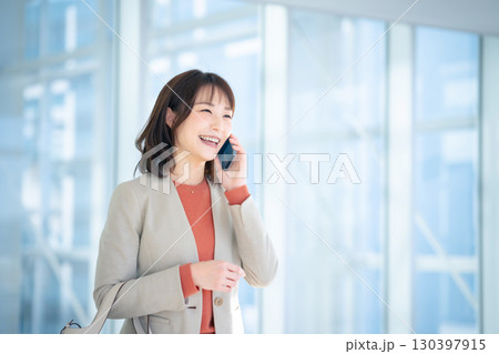 スマホ　女性　通話 130397915