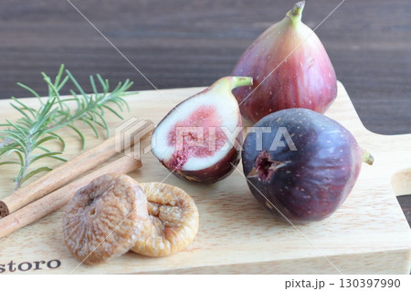 カッティングボードに乗せたイチジクとドライイチジク カッティングボードに乗せたイチジクとドライイチジク 130397990