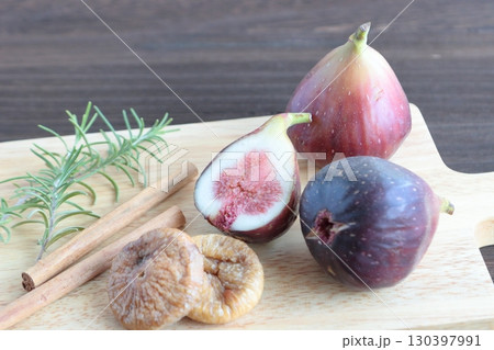カッティングボードに乗せたイチジクとドライイチジク カッティングボードに乗せたイチジクとドライイチジク 130397991