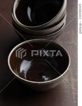 テーブルに置かれた皿 130398105