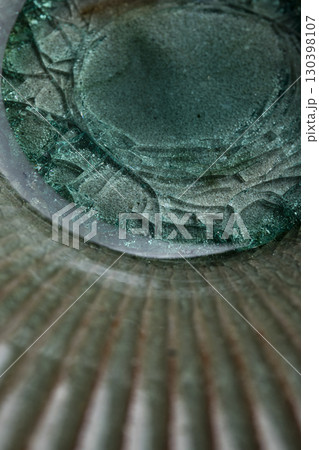 テーブルに置かれた皿 130398107