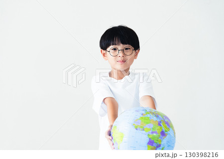 地球儀ボールを持つ男の子 130398216