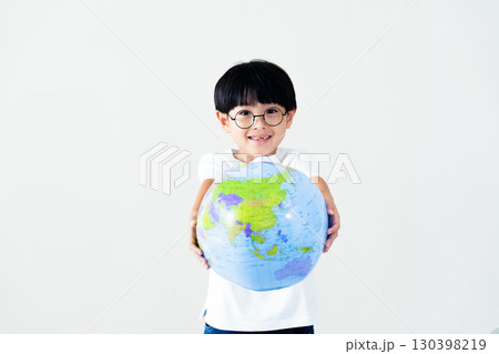 地球儀ボールを持つ男の子 130398219