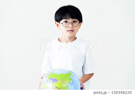 地球儀ボールを持つ男の子 地球儀ボールを持つ男の子 130398220