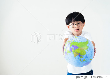地球儀ボールを持つ男の子 地球儀ボールを持つ男の子 130398222