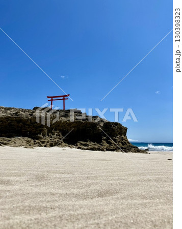 夏の白浜海岸風紋と大明神岩赤鳥居2 夏の白浜海岸風紋と大明神岩赤鳥居2 130398323