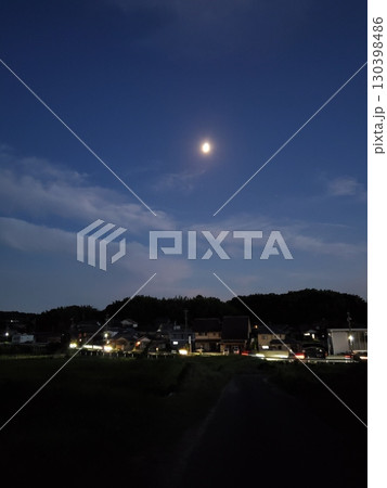 夏の夜に輝く月と街の灯り 夏の夜に輝く月と街の灯り 130398486