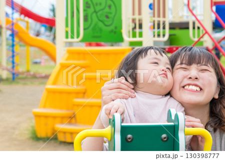 【初めての遊具で遊ぶ乳幼児とママ】 130398777