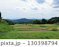 刈取りが始まった棚田 130398794