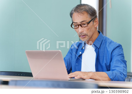 パソコンを使い困るシニア男性 130398902