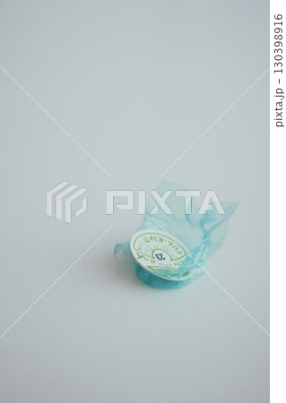 牛乳瓶のフタ　柔らかい自然光 130398916