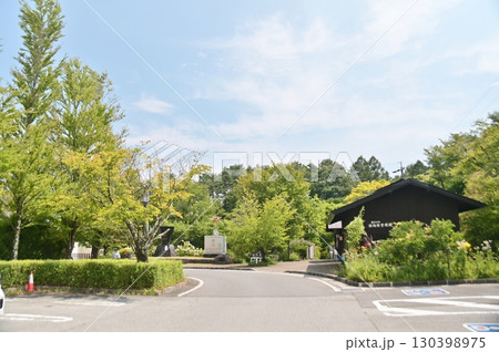 軽井沢町植物園の入り口風景 軽井沢町植物園の入り口風景 130398975