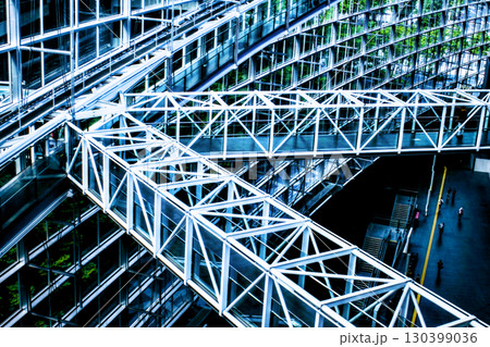 東京国際フォーラムの巨大ガラス張りデザインが美しい 東京国際フォーラムの巨大ガラス張りデザインが美しい 130399036