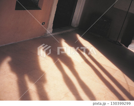 ローマ市内の古い町並み  床に映る柱頭の影　 130399299