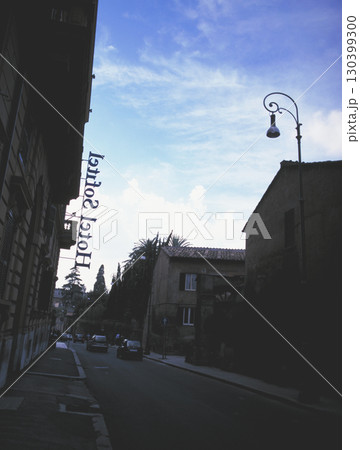 ローマ市内の古い町並み 夕暮れ時に街灯とネオンサインのシルエット ローマ市内の古い町並み 夕暮れ時に街灯とネオンサインのシルエット 130399300
