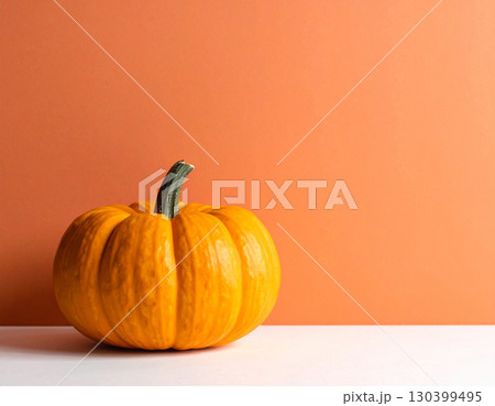 ハロウィン（オレンジ色のカボチャ） 130399495