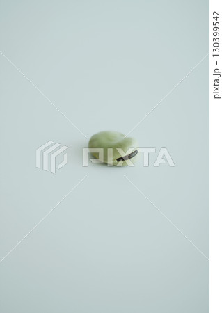 ポツンと佇むそら豆 ポツンと佇むそら豆 130399542