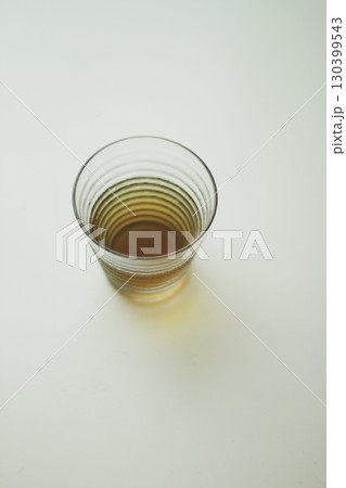 午後の光 グラスに入った麦茶 午後の光 グラスに入った麦茶 130399543