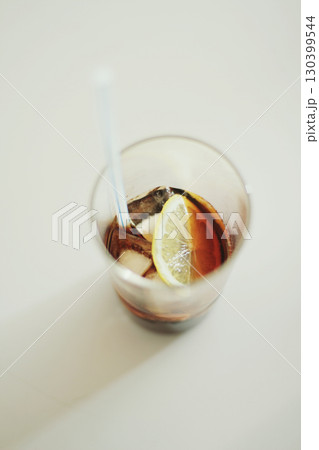 飲みかけのグラスに入ったコーラ 飲みかけのグラスに入ったコーラ 130399544