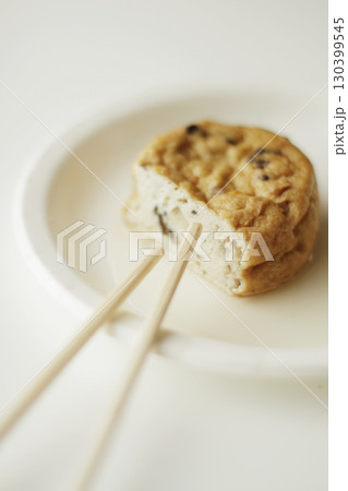 半分に切られたおでん がんもどき 半分に切られたおでん がんもどき 130399545