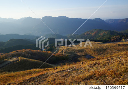 ススキが生い茂る草原 130399617