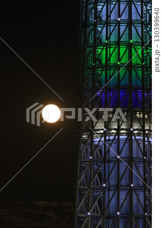 東京スカイツリーと満月 130399640