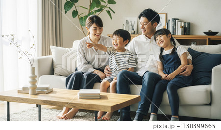 家族の団らん　リビングでくつろぐ 130399665