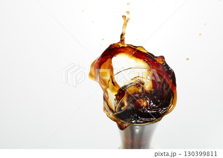 躍動感あふれるアイスコーヒーのしぶき 130399811