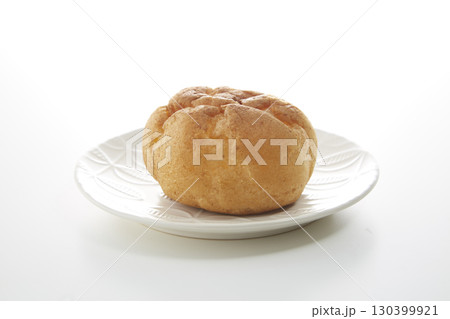 白い背景のシュークリーム 130399921