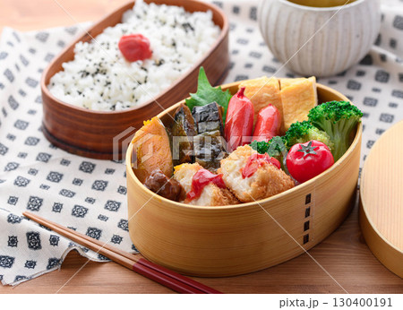 彩り豊かな和風弁当と白ご飯　家庭のランチや広告用に最適な日本のお弁当イメージ 130400191