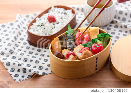 彩り豊かな和風弁当と白ご飯　家庭のランチや広告用に最適な日本のお弁当イメージ 130400192