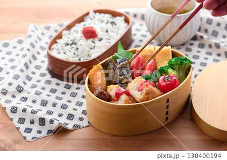 彩り豊かな和風弁当と白ご飯　家庭のランチや広告用に最適な日本のお弁当イメージ 130400194