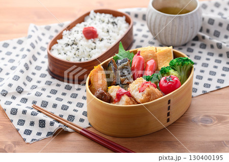 彩り豊かな和風弁当と白ご飯　家庭のランチや広告用に最適な日本のお弁当イメージ 130400195